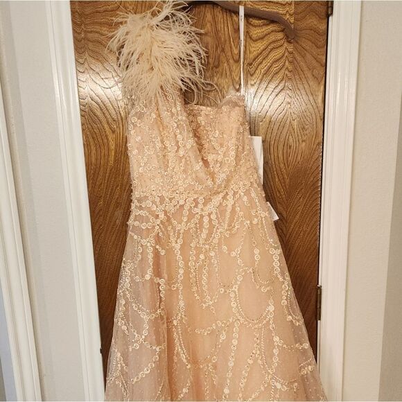 Mac DUGAL Elegant One-Shoulder Lace Dress with Feather Detail SIze 4 $798 - Picture 7 of 14